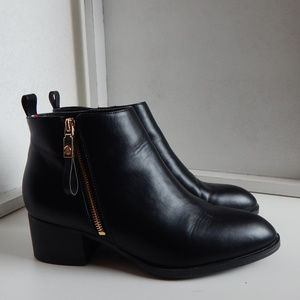Tommy Hilfiger Ankle Boots with Zip Detail sz. 9W